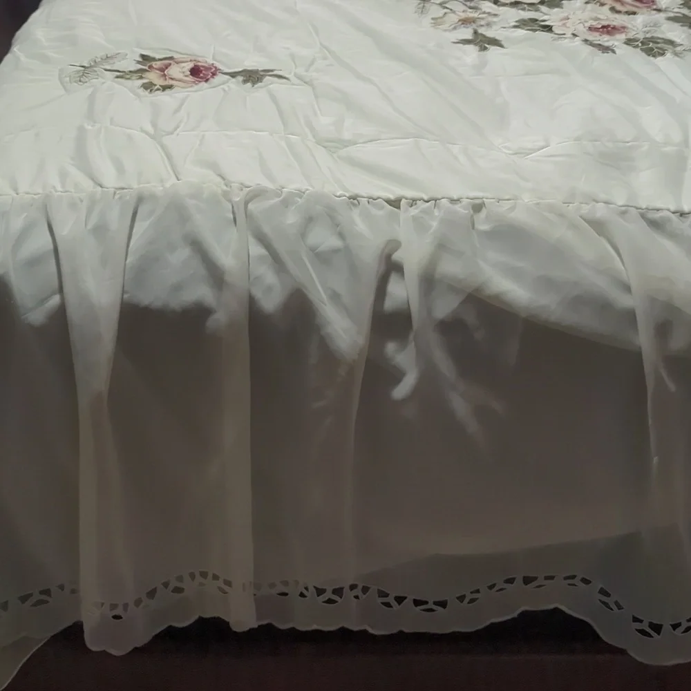 Vintage Romantic Cottage Rose Floral Applique Ivory Ruffle Bedspread & 2 Shams